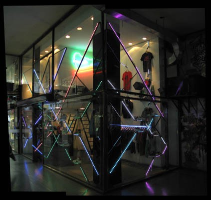 En el local interactivo de Nike en la Galería Bond Street, las luces varían en función de los sonidos que producen los visitantes . Foto: Proyecto Düo