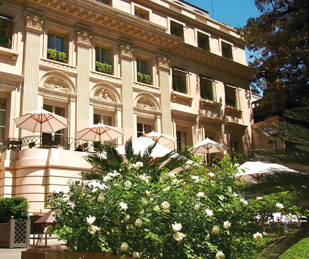 El rosedal acompaña la escalinata con una paleta de colores pastel.