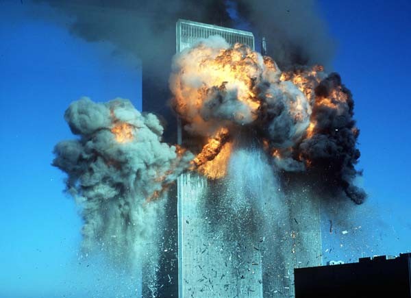 El momento de la explosión de las Torres Sur del Wolrd Trade Center tras el choque del segundo avión - Foto: Archivo La Nacion.com