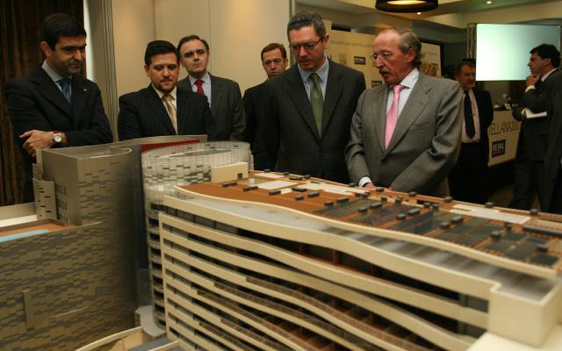 El proyecto, denominado 'Castellana 200', fue presentado en noviembre de 2006 por parte de Santamaría, en un acto al que asistió el alcalde de Madrid, Alberto Ruiz-Gallardón.