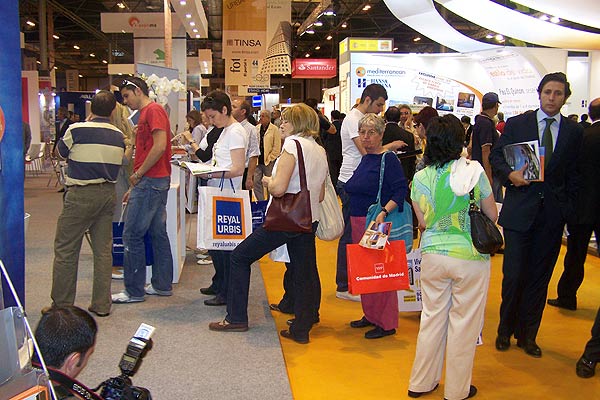 Colas al pie de los 'stands' en el último Salón Inmobiliario de Madrid. | J. F. L.