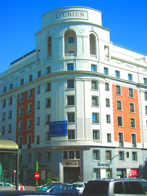 El rebautizado como Edificio Restaura, fue construido a finales de la década de los 40. | Jose F. Leal 