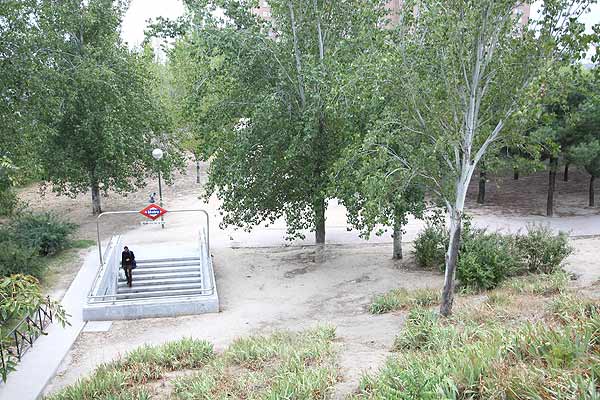 Estaciones_solitarias_Metro_1005388 Entrada a la estación del metro Avenida de la Paz, en Madrid. (Imagen: JORGE PARÍS)
