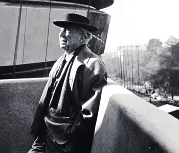 Frank Lloyd Wright en la terraza del Museo Guggenheim, que no llegó a ver terminado.