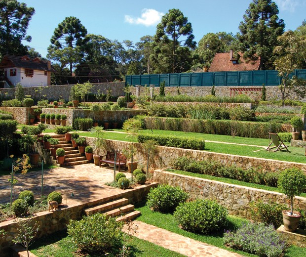 Residencia en Minas Gerais.  Se crearon caminos y diversos niveles. 