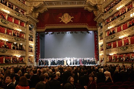 El interior del mítico Teatro de la Scala de Milán, durante una representación en 2004. | Ap