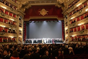ScaladeMilan_1251807800_0 El interior del mítico Teatro de la Scala de Milán, durante una representación en 2004. | Ap