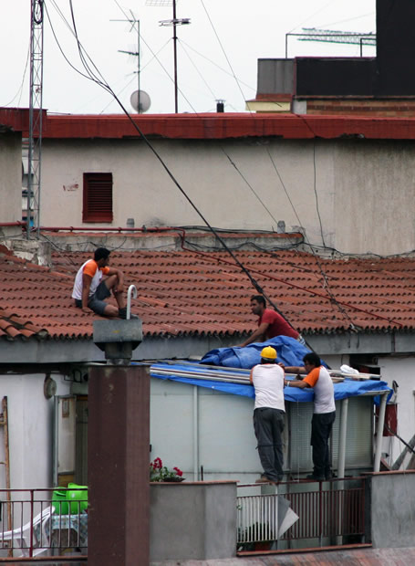 sincasconiarnes_20090902elpyop_2 un grupo de operarios trabaja sin las mínimas medidas para garantizar su seguridad en un tejado de Hospitalet de Llobregat