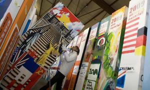 Las distintas piezas del dominó gigante conmemorarán momentos importantes de la caída del Muro | REUTERS