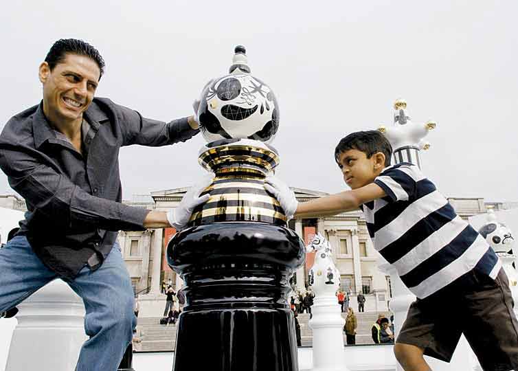  El ajedrez fue diseñado por el español Jaime Hayon, estrella de la muestra. se podía jugar.