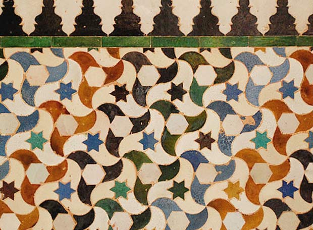 Azulejos del Patio de los Arrayanes, en la ciudad palatina de La Alhambra, en Granada.