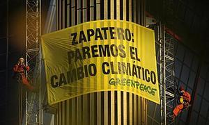 Pancarta desplegada en el monumento / GREENPEACE