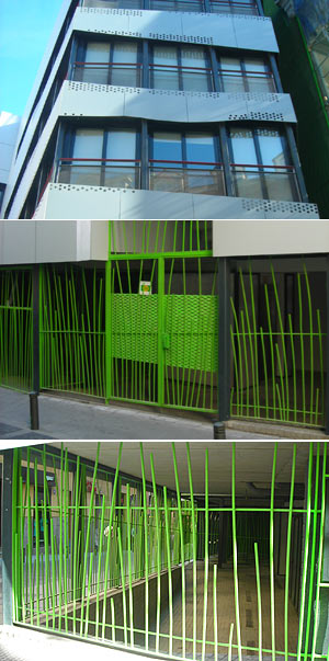 Los arquitectos, Ramón Gámez y Eva Huertado, y el innovador edificio protegido. 