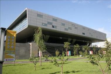 Con más de 27 millones de ejemplares y 250.000 metros cuadrados de superficie, el complejo cultural se alza imponente en la calle Zhongguancun, en el noroeste de Beijing.