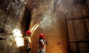 Arqueólogos observan la estructura de ladrillo con un pilar de cuatro metros de diámetro recién descubierta durante unos trabajos de mantenimiento en el Foro Romano, en Roma / EFE