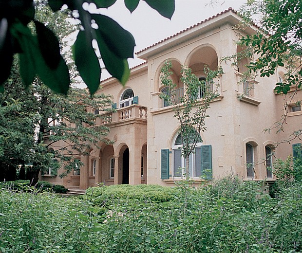 Paisajismo_proyecto_general_1073109 Vista general de la casa de estilo netamente clásico