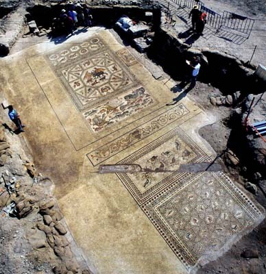 Huellas de pies descalzos y de sandalias, probablemente de los obreros hace 1700 años  Foto: Telam