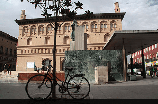 Bicicleta junto a la lonja de Zaragoza