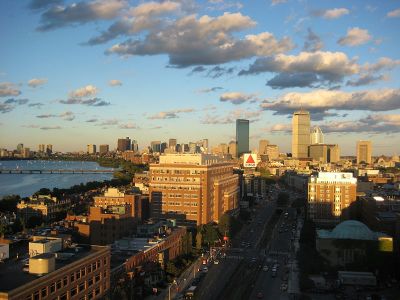 800px-Boston_at_sunset La ciudad vista desde la Universidad de Boston, con el río Charles a la izquierda