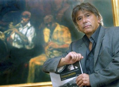 Juan Pedro Bator, ayer en Bilbao, muestra su libro Paraísos perdidos sobre la urbanización del litoral. Momentum se escenifica en San Sebastián.