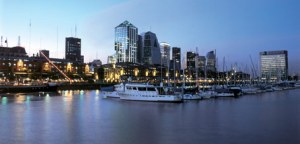 (Puerto Madero, 2009). “Menos espacios de libertad que espacios donde cada uno es prisionero de la mirada ajena” (Marc Augé).