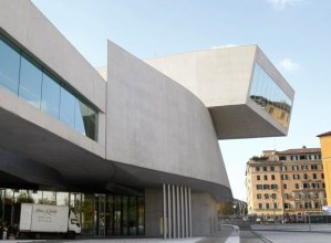 Vista exterior del museo Maxxi, realizado por Zaha Hadid en el norte de Roma.- AFP