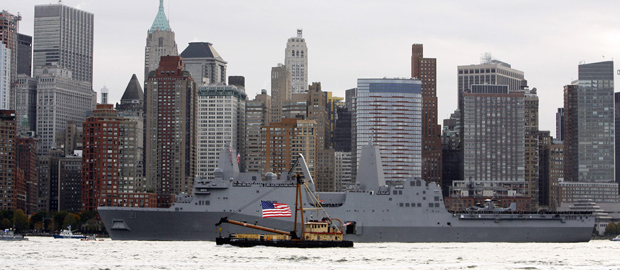 El buque USS New York, con los rascacielos del centro financiero de Manhattan al fondo.- REUTERS