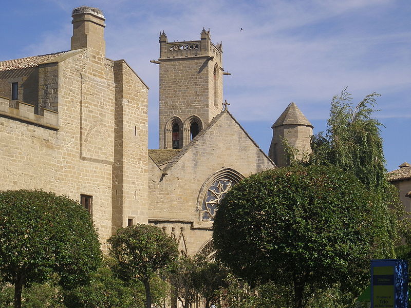Olite - Vista del Palacio Viejo (actual Parador de Turismo) y de la iglesia de Santa María la Real