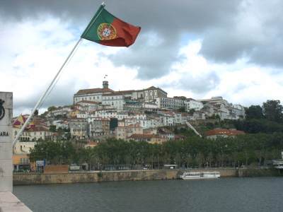 Coímbra desde el puente del río Mondego