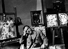 The artist in his Weimar atelier in 1922 (ZPK/Donation fam. Klee/Felix Klee) ()