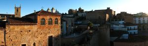 Panorámica de la parte antigua tomada desde la Torre Bujaco. En la misma se pueden observar la torre de la Concatedral de Santa María, las de San Francisco Javier y la Iglesia de San Mateo, además de parte de la muralla que rodea al recinto.