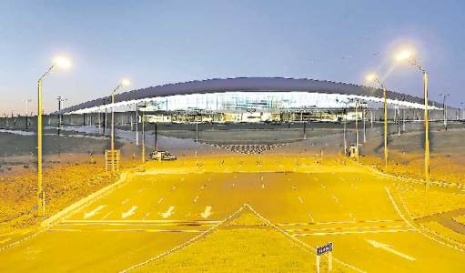 ENTRADA. Las formas dinámicas del edificio se repiten en las calles rampadas de acceso y salida a la terminal aérea.