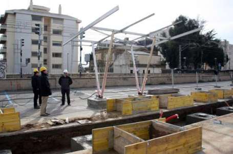 Una de las pérgolas del futuro aparcamiento fotovoltaico de Caldes d'Estrac. (Imagen: Jordi Pujolar / ACN)