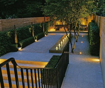 Vista nocturna de un jardín privado en Londres.