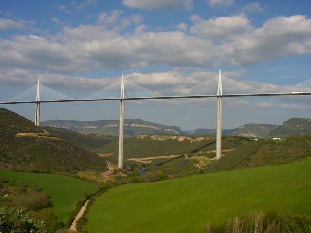 Viaducto de Millau, Francia - el puente de carretera más alto del mundo.  Foto: www.urbanity.es