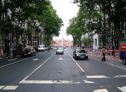 800px-Buenos_Aires-Avenida_de_Mayo_y_Perú La Avenida de Mayo en su intersección con la calle Perú. Al fondo la Casa Rosada.