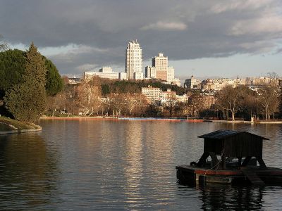 El lago de la Casa de Campo. Al fondo el núcleo urbano, con la Torre de Madrid y el Edificio España