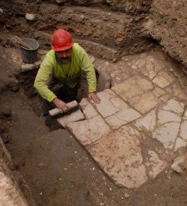 Uno de los integranrtes del equipo de excavación trabaja en la antigua calle jerosolimitana - Foto: Autoridad de Antigüedades de Israel