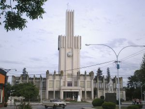 Vista del palacio municipal de la ciudad de Coronel Pringles.