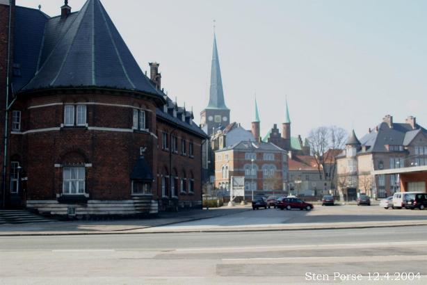 Vista de Aarhus desde el puerto. Al fondo se pueden observar las torres de la catedral.