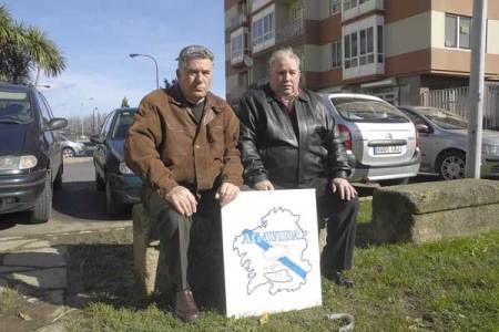 Emilio Rodríguez y Espiñeira y José Luis Castro, ex trabajadores de la empresa Bazán y afectados por el amianto. (Imagen: MONCHO FUENTES)