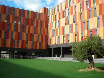 Patio del edificio Vallecas 2, en el bulevar de la Naturaleza del PAU de Vallecas. | ELMUNDO.es