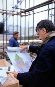 El arquitecto Aldo Rossi con un boceto de su obra, una estructura de metal, cubierta de madera. Foto: FUNDACIÓN LA BIENAL DE VENECIA