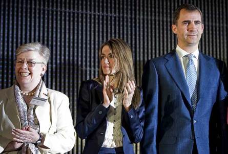 Los principes de Asturias, durante la entrega de los premios Inventor Europeo del año 2010, junto a la presidenta de la OEP, Alison Brimelow. (Imagen: Emilio Naranjo / EFE)