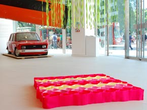 PANORAMA DESDE EL CENTRO. La instalación de Jorge Tirner, "Fiat Europa", y la de Andrea Cavagnaro en paño lenci, "Lo primero que he de hacer... es crecer hasta recobrar mi propia estatura".