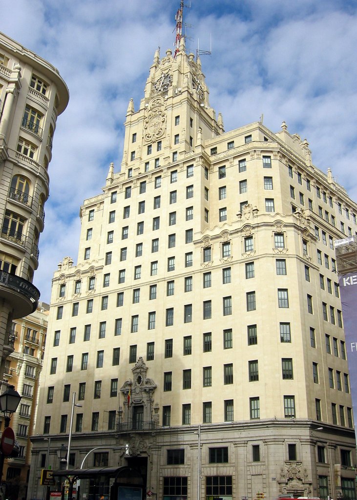 Telefónica_-_Gran_Vía_28_-_Madrid Edificio Telefónica, en la Gran Vía. Hasta 1953 fue el edificio con más altura en Madrid. Foto: Wikipedia