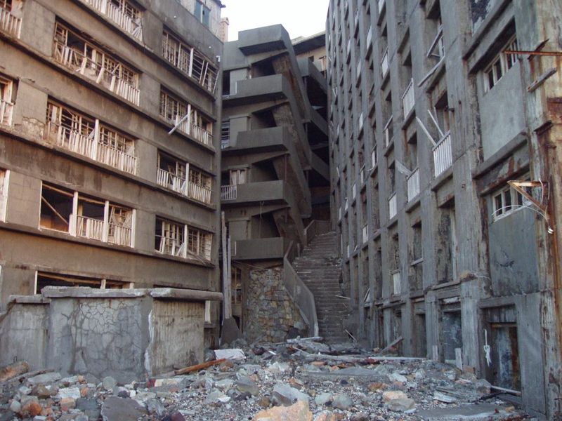Buildings and the "Stairway to Hell", inside of Hashima Island - Foto: Wikipedia.