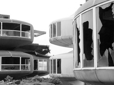 Many of the pod buildings have broken windows. Wikipedia