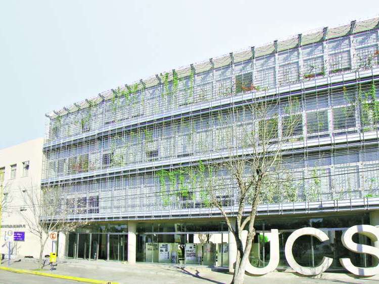 Implantación. En sombreado, el edificio existente de la Universidad. El nuevo bloque recompone las circulaciones de todo el conjunto. Foto: Clarin Arquitectura