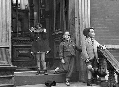 'Niños con caretas'. Nueva York 1942. Helen Levitt. ElMundo.es
